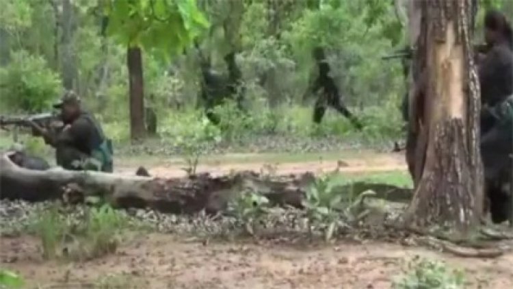 दंतेवाड़ा-बीजापुर बॉर्डर पर मुठभेड़ जारी, अब तक 3 ढेर