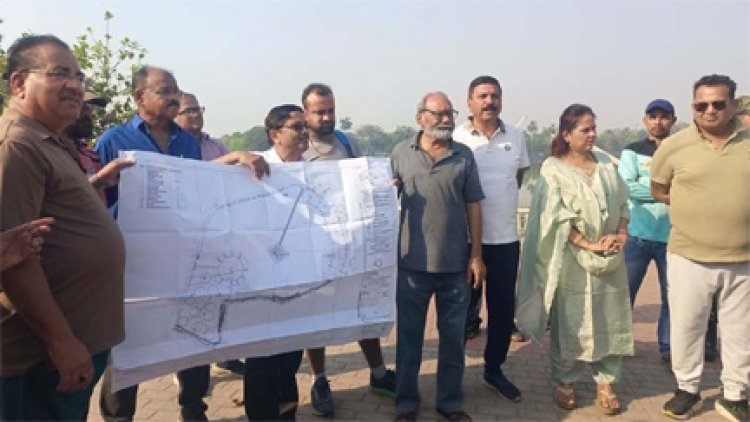बूढ़ातालाब में बन रहे चौपाटी का निरीक्षण करने पहुंची महापौर