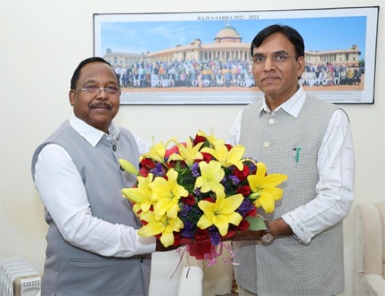 आदिम जाति विकास मंत्री रामविचार नेताम ने केन्द्रीय श्रम एवं रोजगार मंत्री मनसुख मंडाविया से की मुलाकात