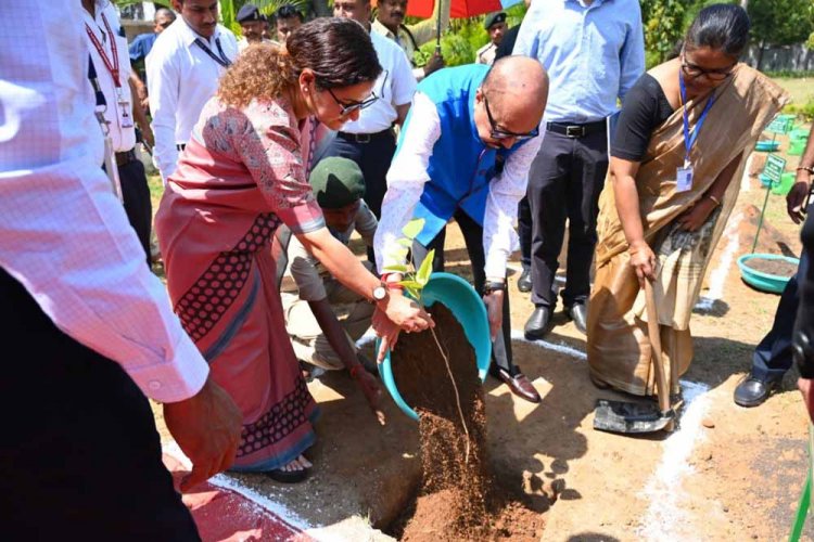 एक पौधा जरूर लगाएं, धरती को हरियाली दें: राज्यपाल रमेन डेका