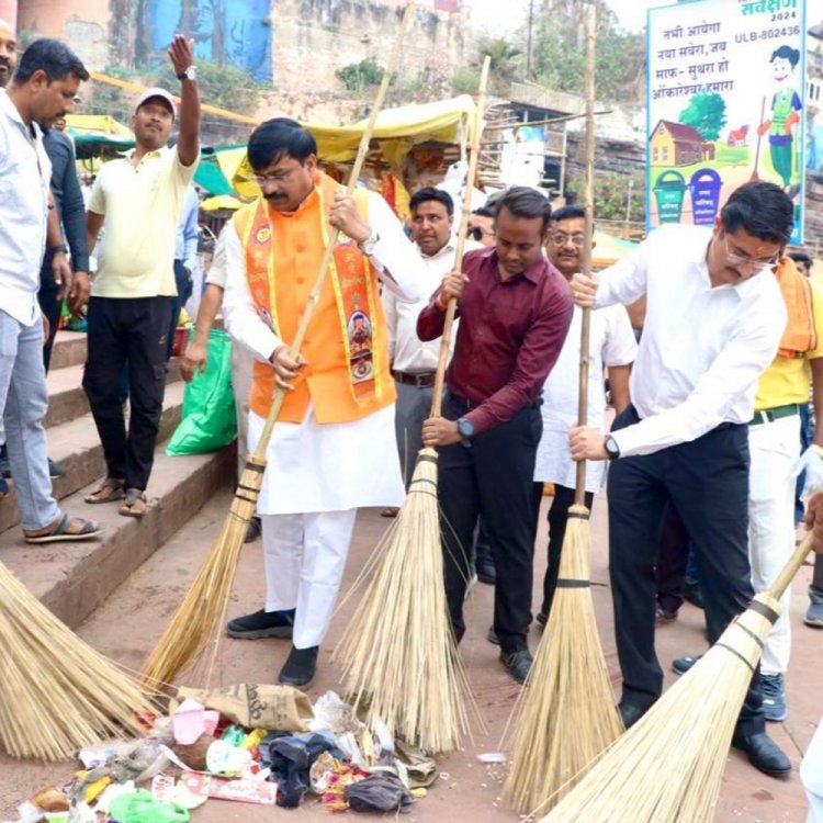 ओंकारेश्वर में कल से प्लास्टिक पर प्रतिबंध:मंत्री-विधायक ने घाटों पर लगाई झाड़ू, 30 जून तक चलेगा जल गंगा संवर्धन अभियान
