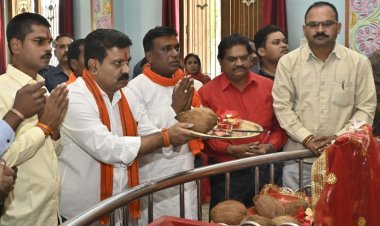 रायपुर : उपमुख्यमंत्री विजय शर्मा पहुंचे कवर्धा, मंदिर दर्शन कर प्रदेश वासियों को नवरात्रि पर्व की दी शुभकामनाएं