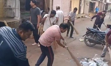 शिवपुरी में सफाई कर्मचारियों की हड़ताल से बिगड़े हालात:नवरात्रि के बीच कचरे का अंबार, पानी सप्लाई भी हो सकती है प्रभावित