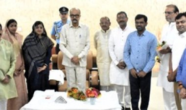 राज्यपाल रमेन डेका ने सर्किट हाउस बालोद में जनप्रतिनिधियों एवं विभिन्न संगठनों के प्रतिनिधियों से की मुलाकात