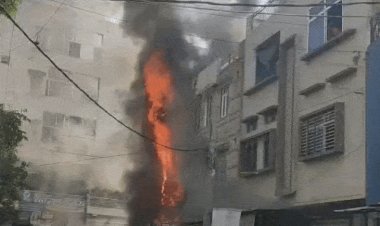 भिंड हाउसिंग कॉलोनी की बिल्डिंग में लगी आग:चार दमकल गाड़ियां मौके पर; आग बुझाने जुटे कर्मचारी, राहत-बचाव कार्य जारी