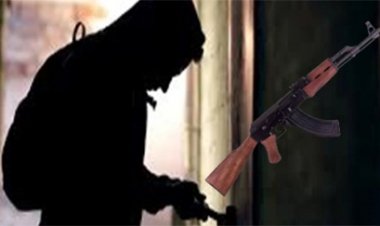 कांस्टेबल के घर से AK-47 और 90 कारतूस के साथ सोने-चांदी के जेवर हुए चोरी