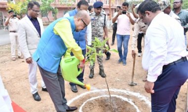 एक पेड़ माँ के नाम अभियान के तहत् राज्यपाल रमेन डेका ने लगाए रूद्राक्ष के पौधे