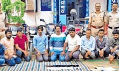 जंगल में महफिल सजाए 12 जुआरी गिरफ्तार