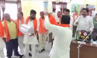 मेयर पर बीजेपी पार्षदों ने कंटेनर से उड़ेला पानी
