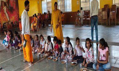 आज अष्टमी रायपुर में गायत्री परिवार ने कन्या भोज करवाया