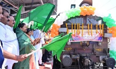 मुख्यमंत्री तीर्थ दर्शन योजना : मंत्री लक्ष्मी राजवाड़े ने हरी झंडी दिखाकर विशेष ट्रेन को किया रवाना