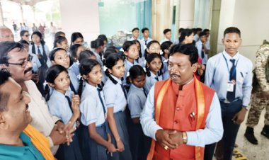 बस्तर सांसद का स्कूली बच्चों ने जगदलपुर एयरपोर्ट पर किया स्वागत