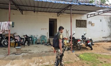 वन विभाग के कर्मचारियों के घर मारा छापा