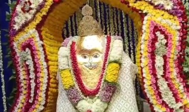 देवास के खेड़ापति मंदिर में फूल बंगला सजा:पुणे-रतलाम से मंगवाए फूल; हनुमान जयंती पर उमड़ी भक्तों की भीड़