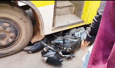 सिग्नल पर रुकी बाईकों को यात्री बस ने रौंदा, एक की मौत, चार घायल