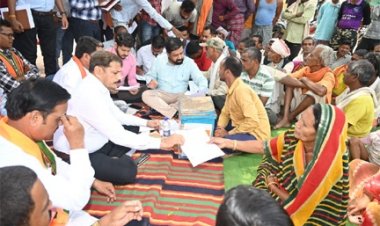 सुशासन तिहार 2025 : प्रथम चरण के अंतिम दिन कलेक्टर  वर्मा और जिला पंचायत अध्यक्ष साहू खैरबनाकला पहुंचकर स्वयं ग्रामवासियों से आवेदन लिए