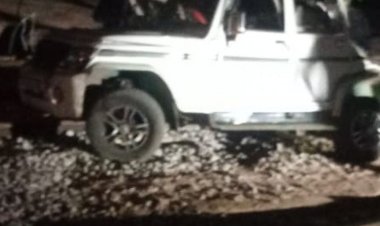 प्रयागराज जा रही बुंदेलखंड एक्सप्रेस से टकराई एसयूवी:बोलेरो के परखच्चे उड़े, कार सवार लोगों ने कूदकर बचाई जान