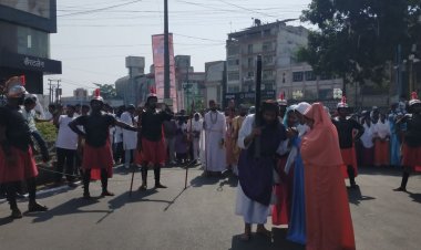 गुड फ्राइडे पर जबलपुर में निकली क्रूस यात्रा:होली ट्रिनिटी चर्च से शुरू होकर शहरभर से गुजरी यात्रा, ईसाइयों ने की प्रार्थना