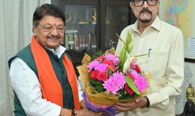 राज्यपाल डेका से मध्य प्रदेश के केबिनेट मंत्री विजयवर्गीय ने की भेंट