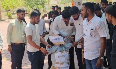 जम्मू-कश्मीर के पहलगाम में आतंकी हमले का शाजापुर में विरोध:ABVP ने किया पुतला दहन, 28 मृतकों को दी श्रद्धांजलि