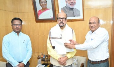 राज्यपाल डेका से छत्तीसगढ़ निजी विश्वविद्यालय विनियामक आयोग ने की भेंट