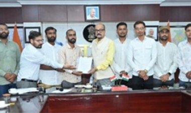 राज्यपाल डेका से अटल बिहारी वाजपेयी विश्वविद्यालय के विद्यार्थियों ने की मुलाकात