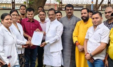 सिंगरौली में संविदा स्वास्थ्य कर्मियों की हड़ताल जारी:6 दिन से स्वास्थ्य सेवाएं ठप, विधायक को सौंपा 7 सूत्रीय मांगों का ज्ञापन