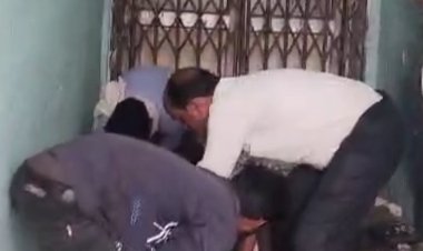 गुना अस्पताल में शव को गैलरी में रखकर लगाया ताला:सिविल सर्जन ने कहा-बाहर नहीं रखना था, गलती हुई ; खंभे से टकराने से हो गई थी मौत