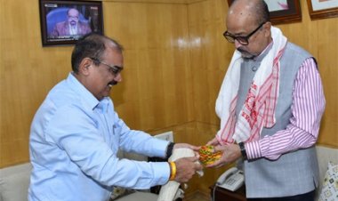 राज्यपाल डेका से हेमचंद यादव विश्वविद्यालय के कुलपति ने की सौजन्य भेंट