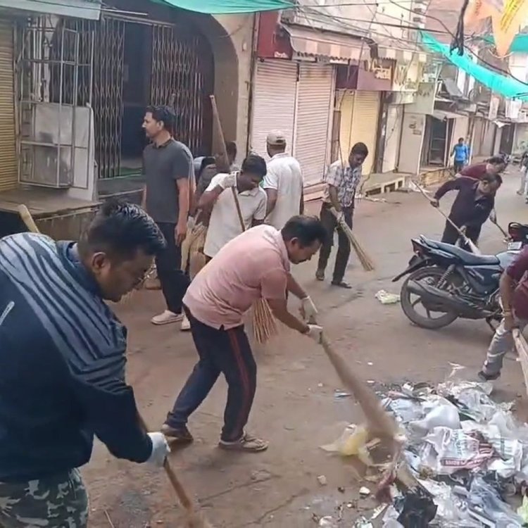शिवपुरी में सफाई कर्मचारियों की हड़ताल से बिगड़े हालात:नवरात्रि के बीच कचरे का अंबार, पानी सप्लाई भी हो सकती है प्रभावित