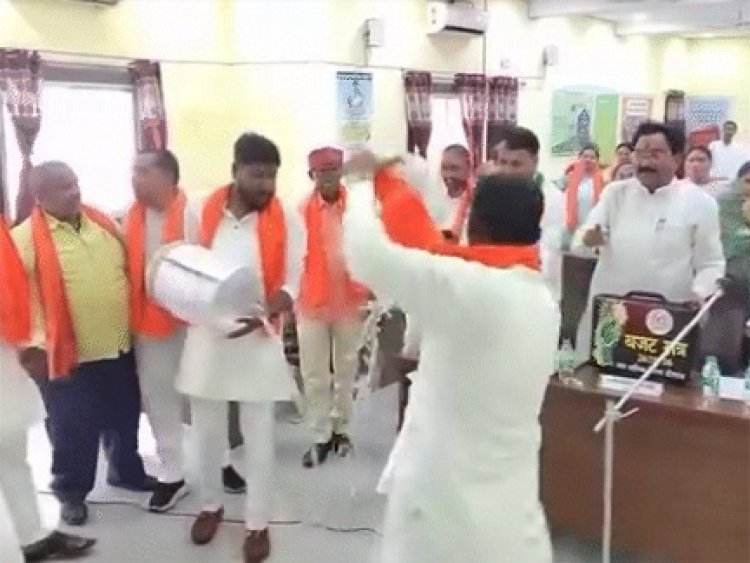मेयर पर बीजेपी पार्षदों ने कंटेनर से उड़ेला पानी