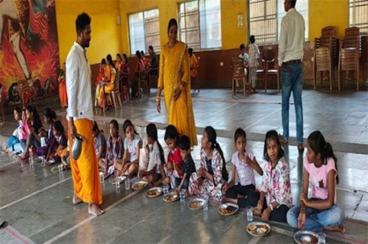 आज अष्टमी रायपुर में गायत्री परिवार ने कन्या भोज करवाया