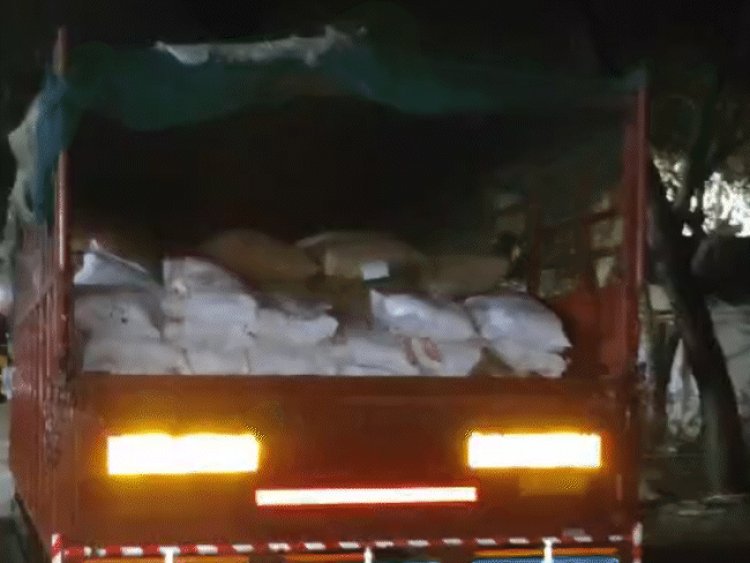 राजगढ़ में खुले बाजार में बेचा जा रहा सरकारी चावल:ट्रक से बोरी उतारकर 2 लोग दुकान पहुंचे; कैमरा देखकर दुकानदार ने मना किया