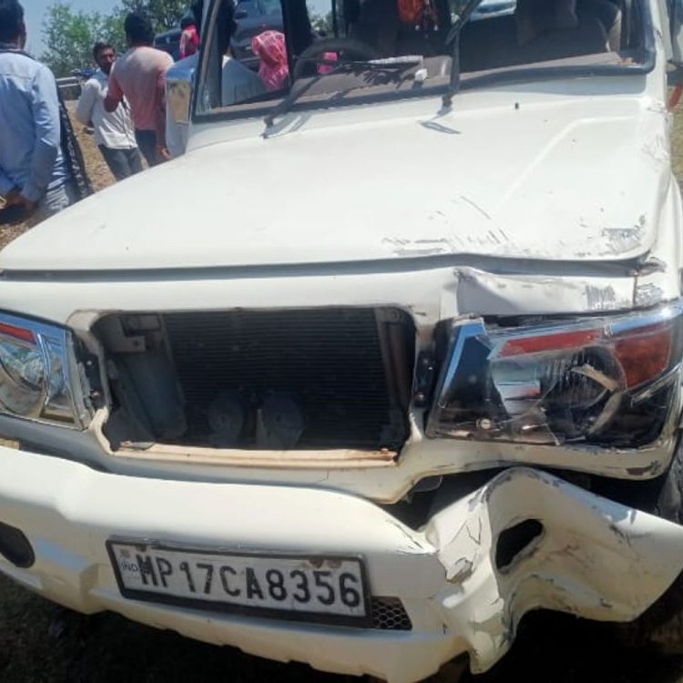रीवा में अनियंत्रित बोलेरो बिजली के खंभे से टकराई:घायल युवक की मौत, रीवा से सीधी जा रहा था; स्थानीय लोगों ने दी पुलिस को सूचना