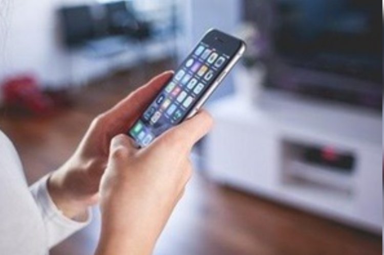 युवा महिलाओं में ज्यादा स्मार्टफोन इस्तेमाल करने से सामाजिक चिंता का जोखिम अधिक : अध्ययन