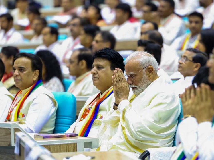 पीएम मोदी ‘नवकार महामंत्र दिवस’ पर आयोजित ‘नवकार महामंत्र’ कार्यक्रम में शामिल होने के लिए बिना जूते के पहुंचे