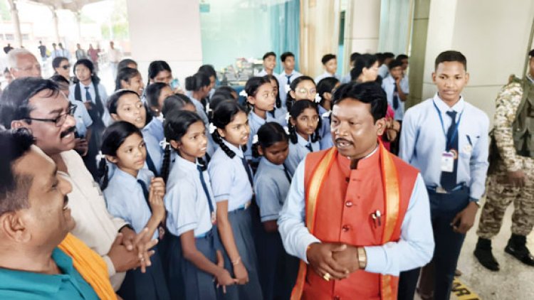 बस्तर सांसद का स्कूली बच्चों ने जगदलपुर एयरपोर्ट पर किया स्वागत