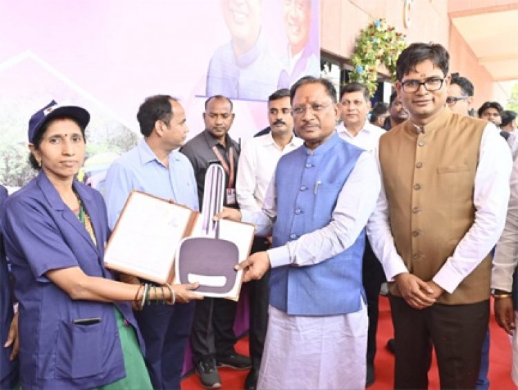 मुख्यमंत्री विष्णु देव साय ने नवा रायपुर में ई-ऑटो सेवा का किया शुभारंभ