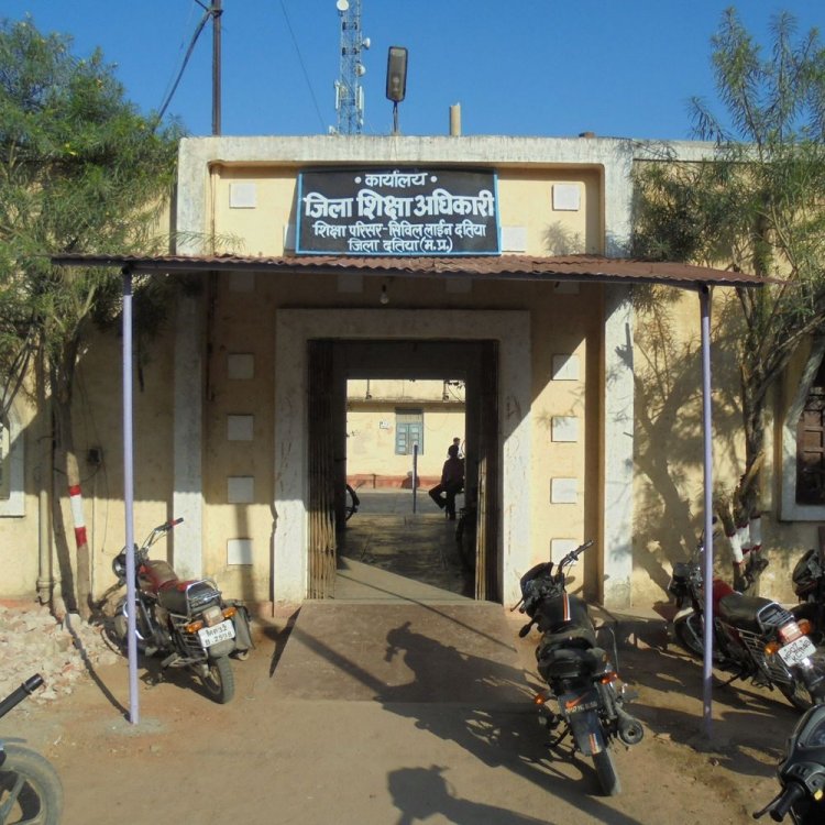 दतिया में अनुपस्थित मिले दो अतिथि शिक्षक:बिना अनुमति स्कूल न आने पर 15 दिन का वेतन काटा