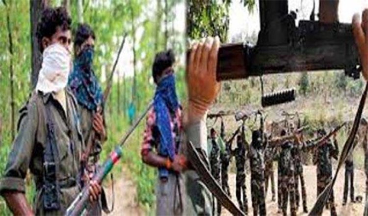 दो इनामी समेत आठ नक्सलियों का आत्मसमर्पण