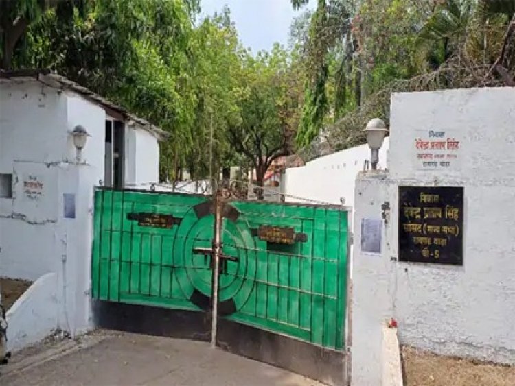 सीएम से मांगा बंगला, नहीं मिला तो जड़ा ताला