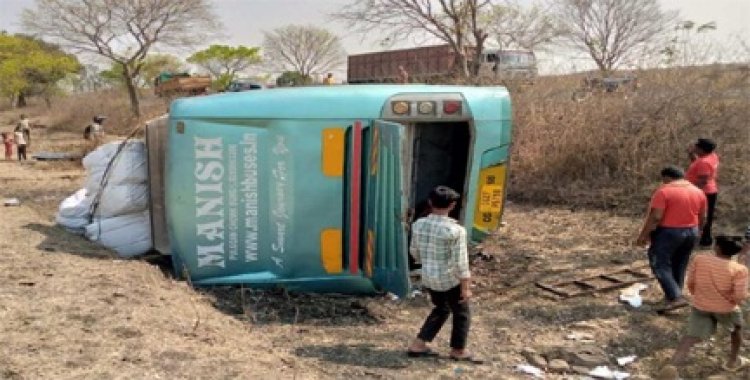दुर्ग जिले से प्रयागराज जा रही बस एमपी में पलटी: घायल यात्री अस्पताल में भर्ती