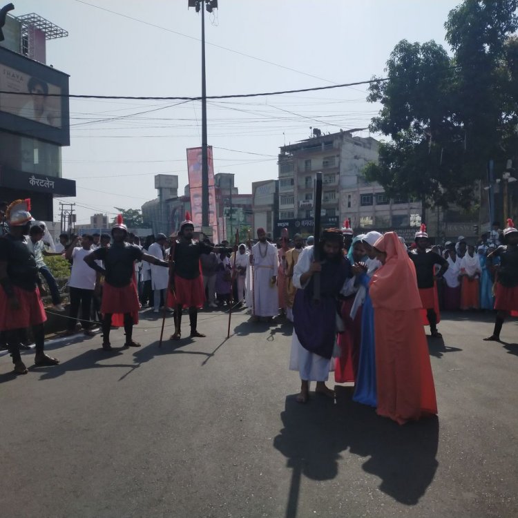 गुड फ्राइडे पर जबलपुर में निकली क्रूस यात्रा:होली ट्रिनिटी चर्च से शुरू होकर शहरभर से गुजरी यात्रा, ईसाइयों ने की प्रार्थना