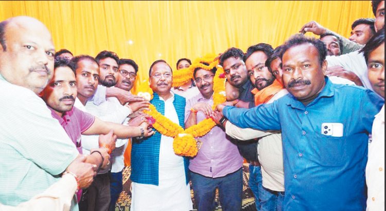 मंत्री राम विचार नेताम ने कोचली में ग्रामीणों की सुनीं समस्याएं