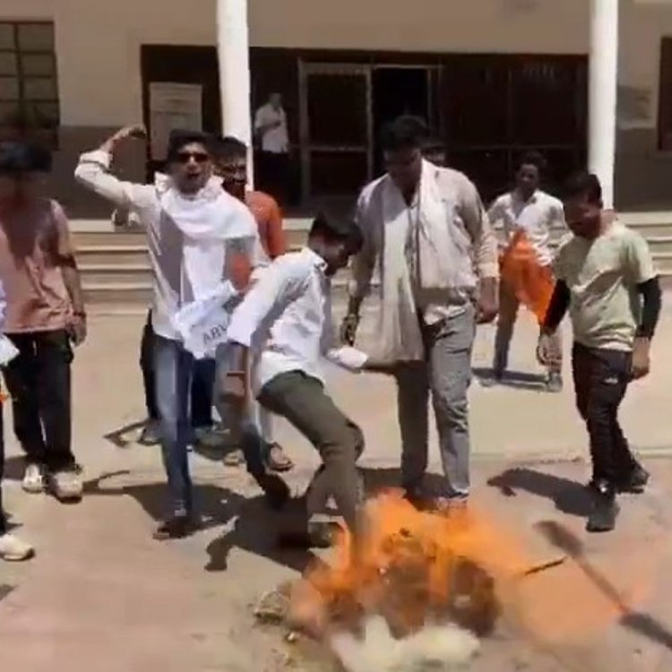 एबीवीपी का आतंकवाद और नशे के खिलाफ प्रदर्शन:शिवपुरी के पॉलिटेक्निक कॉलेज में आतंकियों का पुतला फूंका, एसपी कार्यालय तक किया मार्च