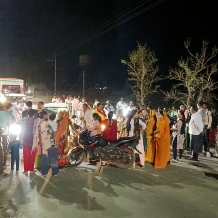 मंदसौर में शराब दुकान के विरोध में चक्काजाम:रिहायशी इलाकों में शराब दुकान खोलने का विरोध, लोगों ने किया चक्का जाम