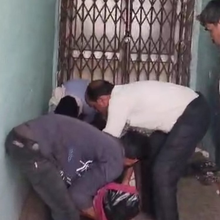 गुना अस्पताल में शव को गैलरी में रखकर लगाया ताला:सिविल सर्जन ने कहा-बाहर नहीं रखना था, गलती हुई ; खंभे से टकराने से हो गई थी मौत