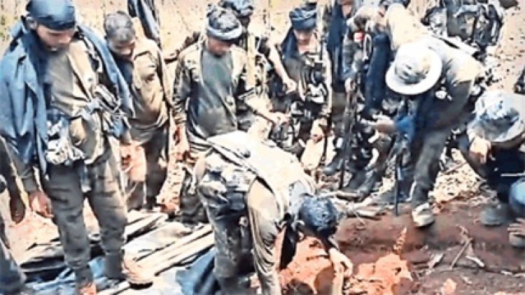 सुरक्षाबलों को पहाड़ी पर मिला नक्सलियों का सामान