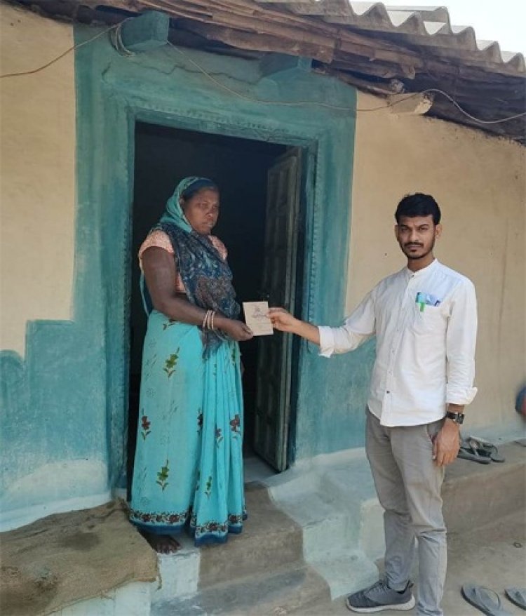 सुशासन तिहार में आवेदनों का हो रहा त्वरित निराकरण, आवेदकों के घरों तक पहुंचकर अधिकारी दे रहे दस्तावेज