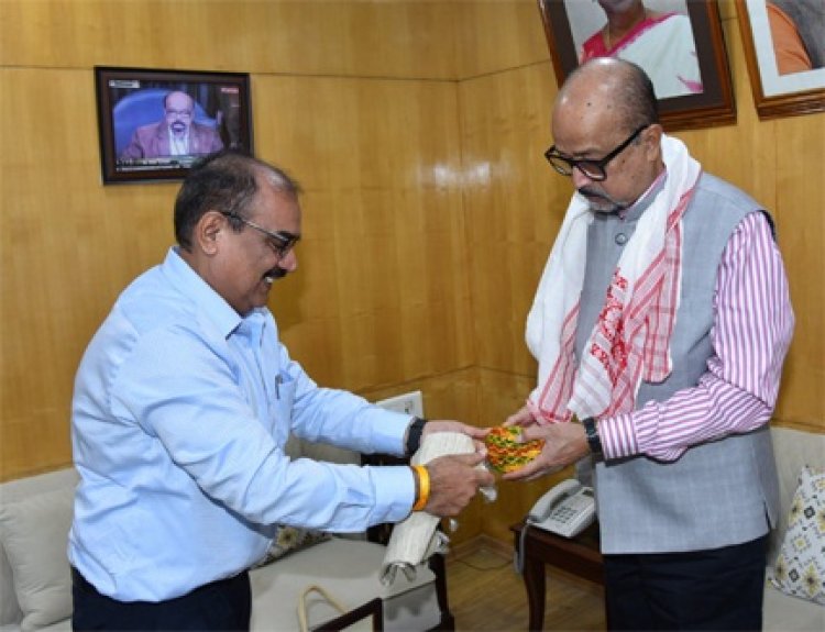 राज्यपाल डेका से हेमचंद यादव विश्वविद्यालय के कुलपति ने की सौजन्य भेंट